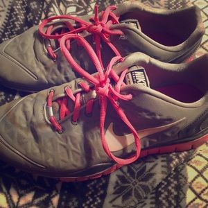 Nike women’s tennis shoes